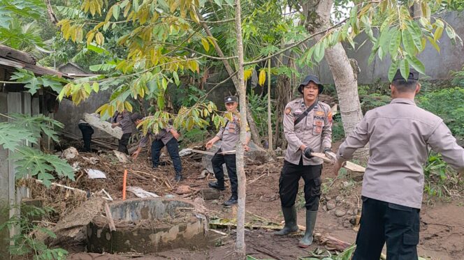 
					Polres Semarang Bersama Warga Bergotong Royong Pulihkan Pasca Banjir Bandang Banyubiru