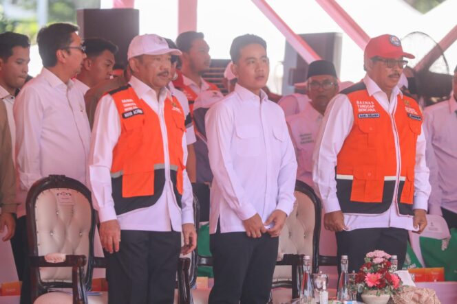 
					Wakil Presiden RI, Gibran Rakabuming Raka (tengah) saat menghadiri Rakornas Baznas Tanggap Bencana dan Baznas Rumah Sehat di Lapangan Simpang Lima, Semarang