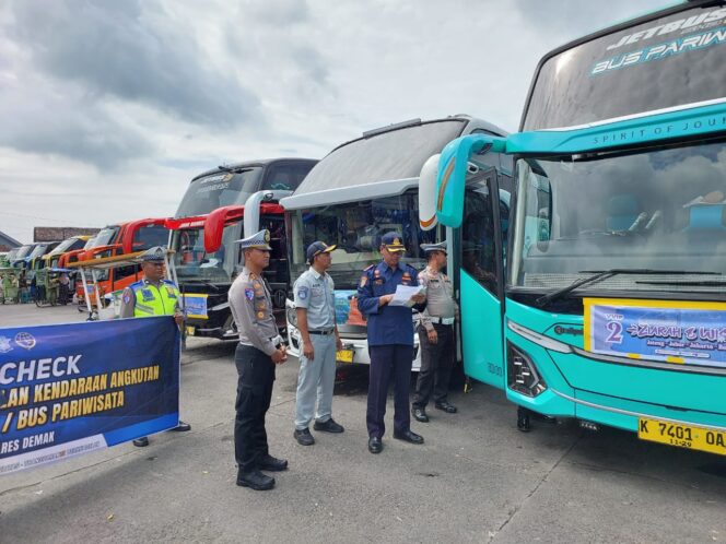 
					Jelang Nataru, Satlantas Polres Demak dan Dishub Lakukan Ramp Check Kendaraan