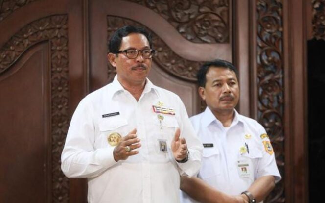 
					Nana Sudjana Umumkan UMK 2025 untuk 35 Kabupaten dan Kota