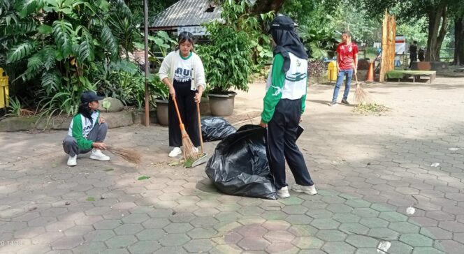 
					Sambut Libur Nataru, Kebun Binatang Semarang Zoo Laksanakan Bersih-Bersih Taman Satwa