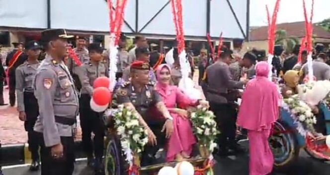 
					Salut, Kapolres Jepara Kayuh Becak Antar Purnawirawan Polisi