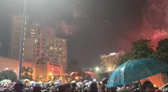 
					Meski Diguyur Hujan, Semarak Malam Tahun Baru 2025 di Semarang Tetap Meriah 