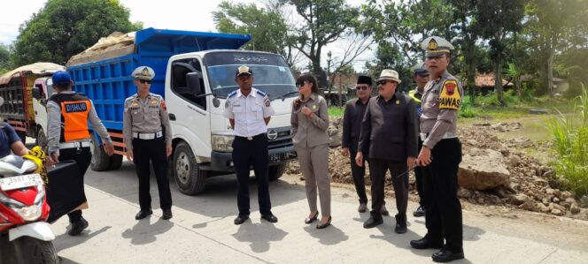 
					Polres Kendal bersama Komisi C DPRD dan Dishub Tertibkan Truk Muatan Galian C