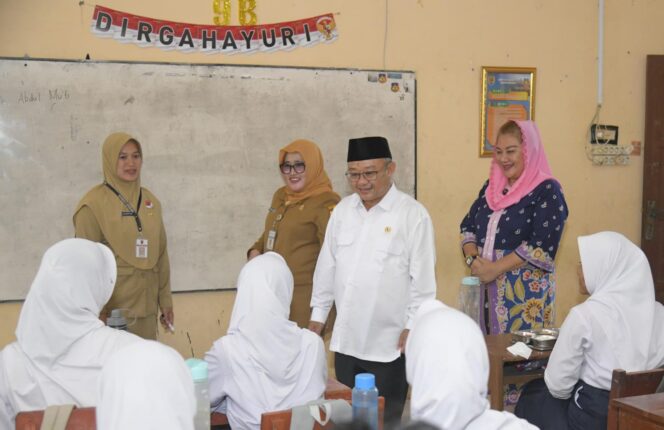 
					Mendikdasmen Puji Program Makan Siang Bergizi di Semarang
