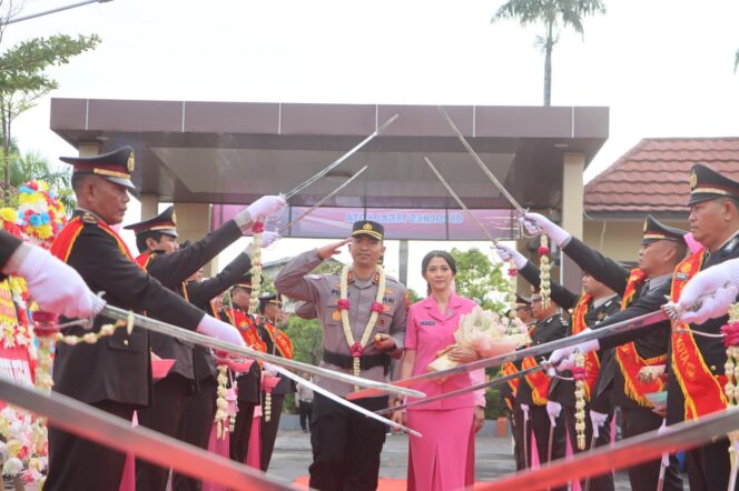 
					Polres Tegal Kota Sambut Kapolres Baru dengan Tradisi Pedang Pora