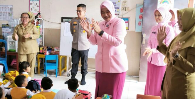 
					Kapolres Purbalingga Tunjukkan Kepedulian pada Pendidikan dengan Kunjungi TK Kemala Bhayangkari