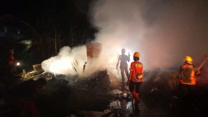
					Kebakaran Gudang Rosok di Ungaran Timur, Kapolres: Tidak Ada Korban Jiwa