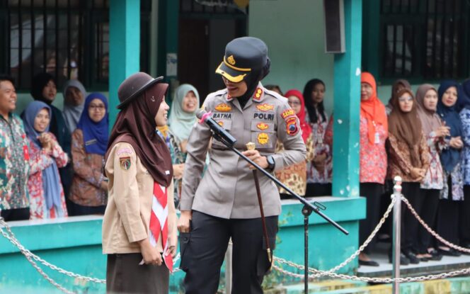 
					Kapolres Semarang AKBP Ratna Quratul Ainy Motivasi Siswa SMAN 1 Ungaran