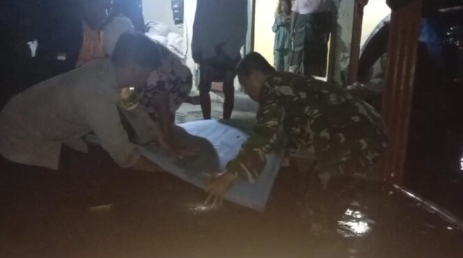 
					TNI-Polri Evakuasi Nenek Sakit dengan Getek di Tengah Banjir Demak