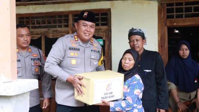 
					Kapolres Blora Berikan Bantuan kepada Keluarga Korban Kecelakaan Kerja di PKU Muhammadiyah