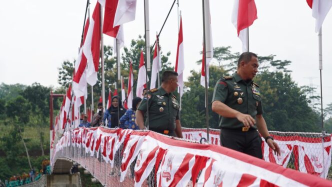 
					Pangdam IV/Diponegoro Resmikan Jembatan Gantung Merah Putih di Batang 