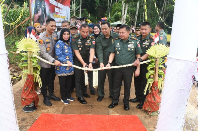
					Kodam IV/Diponegoro Resmikan Jembatan Gantung di Batang untuk Percepat Mobilitas Warga