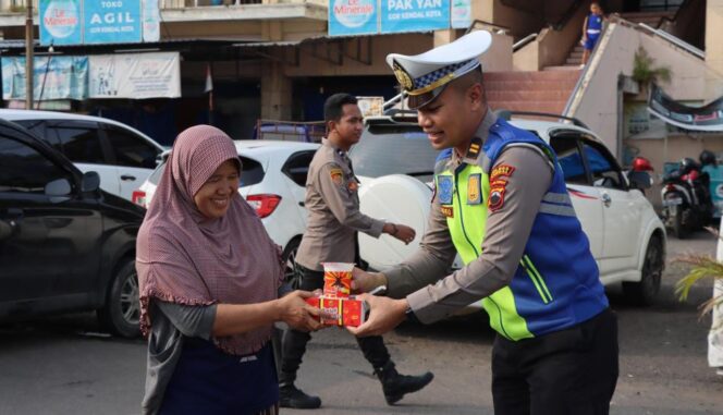 
					Tebar Kebaikan di Bulan Ramadhan , Polres Kendal Bagikan Takjil kepada Pengendara dan Pejalan Kaki