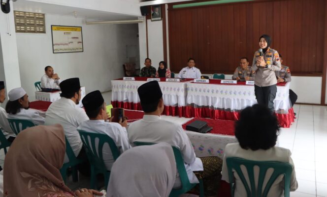 
					Kapolres Semarang Sambangi Balai Desa Bener, Tampung Aspirasi Warga dalam Jumat Curhat