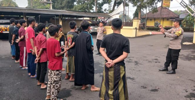 
					Polsek Kalimanah Beri Pembinaan 16 Remaja yang Bermain Petasan di Permukiman