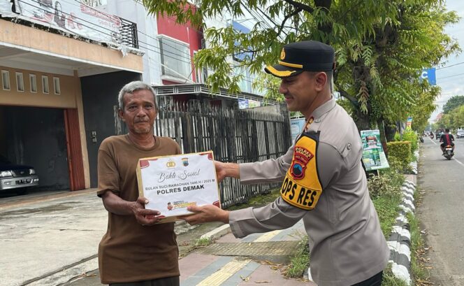 
					Polres Demak Adakan Bakti Sosial Ramadhan, Salurkan Sembako untuk Warga