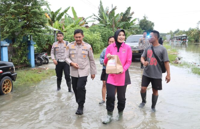 
					Kapolres Grobogan Salurkan Bantuan Takjil dan Nasi Kotak bagi Korban Banjir
