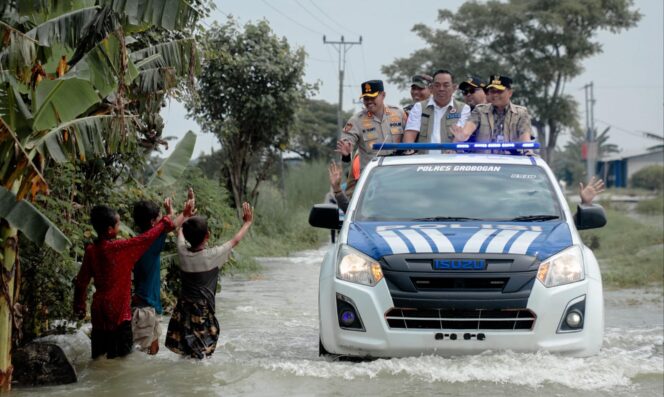 
					Gubernur Ahmad Luthfi Tinjau Pengungsi Banjir di Grobogan, Pastikan Bantuan Tersalurkan
