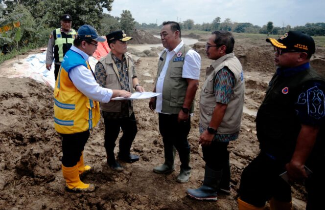 
					Gubernur Jateng Targetkan Penutupan Tanggul Jebol di Grobogan dalam 2 Hari
