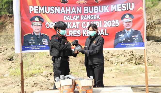 
					Polres Kendal Musnahkan 23 Kg Bubuk Mesiu Black Powder dengan Prosedur Ketat