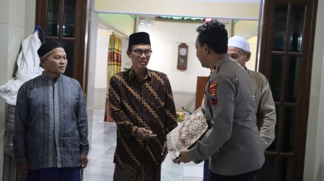 
					Polres Demak dan Mahasiswa Salurkan Bantuan Sosial untuk Warga Pesisir Bonang