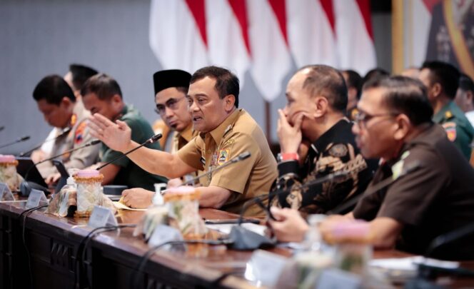 
					Gubernur Minta TNI-Polri Siaga dengan Senjata Laras Panjang Saat Amankan Mudik Lebaran