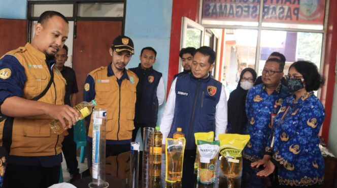 
					Polres Purbalingga Lakukan Sidak Minyak Goreng di Pasar, Temukan Produk Tak Sesuai Takaran