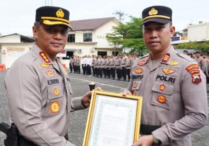 
					Kapolrestabes Semarang Beri Penghargaan dan Bingkisan Lebaran kepada Personel