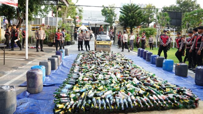 
					Polres Brebes Musnahkan Ribuan Botol Miras Hasil Operasi Pekat Jelang Idul Fitri