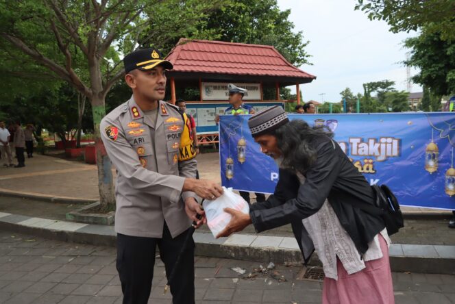 
					Kapolres Demak Berbagi Takjil, Wujud Kepedulian di Bulan Ramadhan