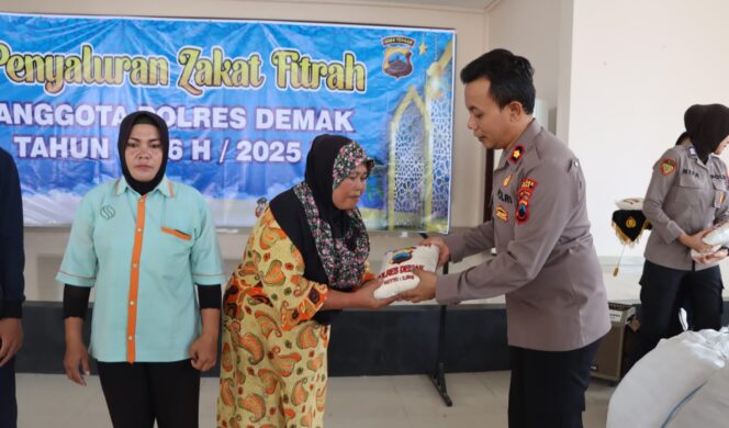 
					Polres Demak Salurkan 2,8 Ton Beras Zakat Fitrah