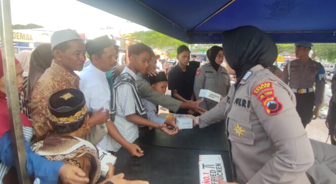 
					Polres Demak Tebar Kebahagiaan di Hari Raya dengan Berbagi Nasi Kotak