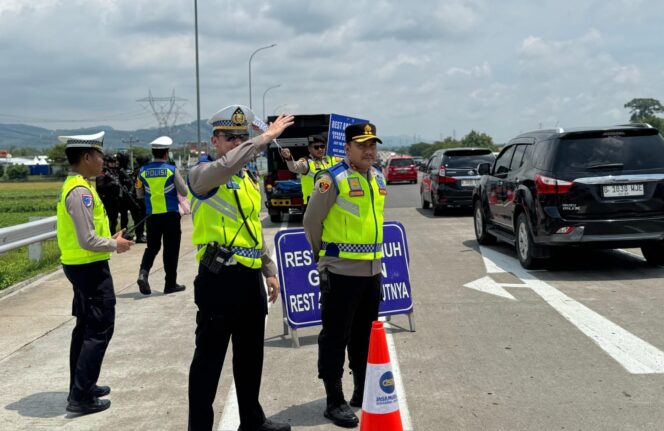 
					Kapolres Kendal Tinjau Langsung Arus Balik di Rest Area 389B Tol Semarang-Batang