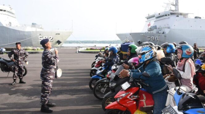 
					Arus Balik Lebaran 1446 H/2025 M, Ratusan Pemudik Gratis TNI AL Diangkut Kapal Perang dari Surabaya