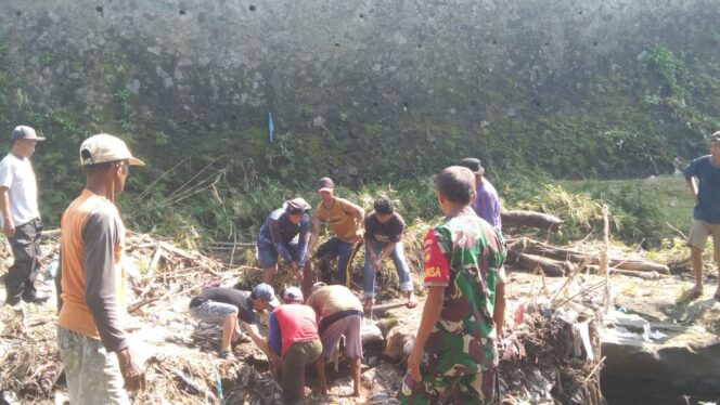 
					Koramil Sawit Bersama Warga Jatirejo Kompak Bersihkan Sungai