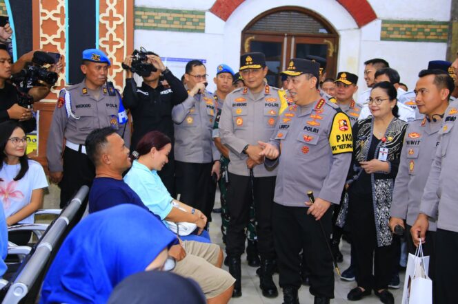 
					Kapolri Jenderal Listyo Sigit beserta jajarannya saat meninjau arus balik di stasiun Tawang Semarang. (Ist)