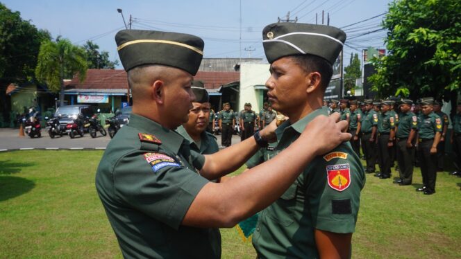 
					Dandim 0736/Batang Pimpin Langsung Upacara Kenaikan Pangkat Anggota