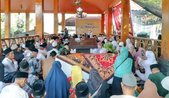 
					Suasana Haul Mbah Sholeh Darat di kompleks makam Bergota, Semarang, Rabu pagi (9/4/2025).