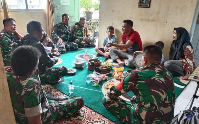 
					Pererat Kebersamaan, Anggota Koramil 06/Tersono Laksanakan Anjangsana ke Rumah Rekan