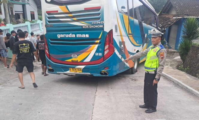 
					Bus Rem Blong Tabrak Mobil dan Motor di Suruh, Satu Orang Tewas