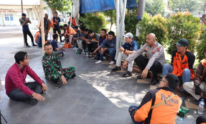 
					Kapolres Kendal Duduk Bersama Buruh Jelang Keberangkatan ke Peringatan May Day di Semarang