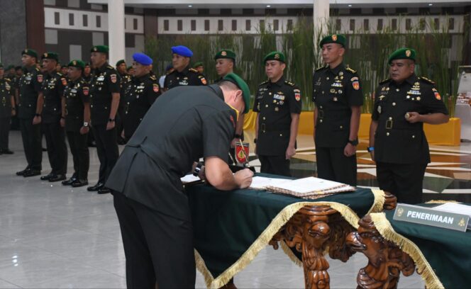 
					Kodam IV/Diponegoro Gelar Sertijab Lima Pejabat Utama, Pangdam Tekankan Loyalitas dan Disiplin