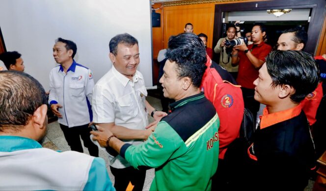 
					Gubernur Ahmad Luthfi Dapat Apresiasi dari Buruh Saat Temui Demonstran May Day