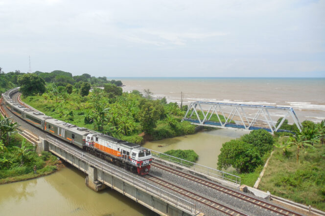 
					Sensasi Wisata dari Balik Jendela Kereta Api: KA Kaligung dan Kamandaka Tawarkan Keindahan Pesisir Pantura Jawa Tengah