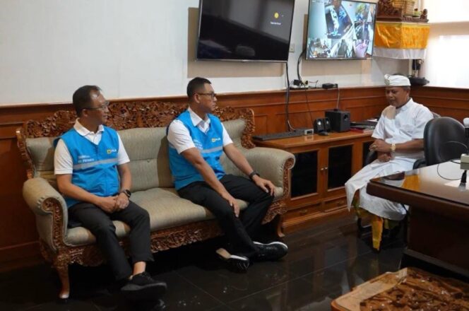
					Direktur Utama PLN, Darmawan Prasodjo (kedua dari kanan), didampingi Direktur Distribusi PLN, Adi Priyanto (kiri) mengunjungi RSUP Prof. dr. I.G.N.G. Ngoerah, Denpasar, pada Sabtu (3/5) untuk memastikan layanan kesehatan berjalan normal pasca gangguan kelistrikan di Bali dan menyampaikan permohonan maaf secara langsung kepada Direktur Utama RSUP Prof. dr. I.G.N.G. Ngoerah, dr. I Wayan Sudana, M.Kes (kanan) atas ketidaknyamanan yang ditimbulkan