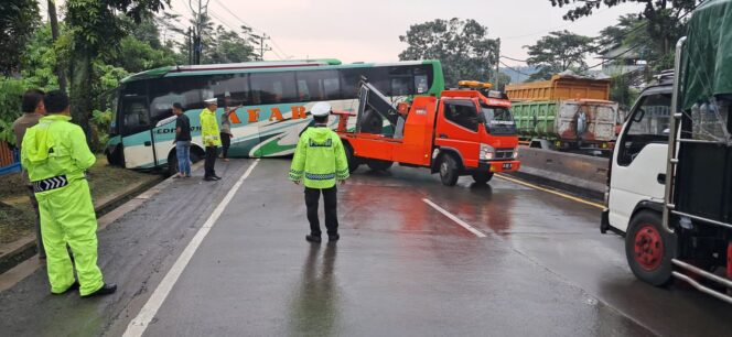 
					Diduga Aquaplaning, Bus Jurusan Solo-Semarang Tergelincir di Turunan Bawen
