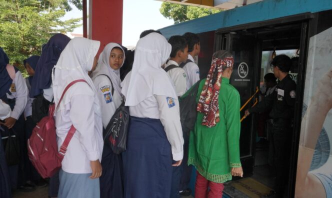 
					Kartu BRT Gratis dari Agustina-Iswar Disambut Antusias, Annisa: Ringankan Beban Orang Tua