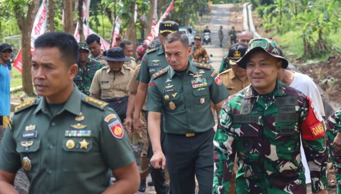 
					Pangdam IV/Diponegoro Tinjau Pelaksanaan TMMD di Gunungpati