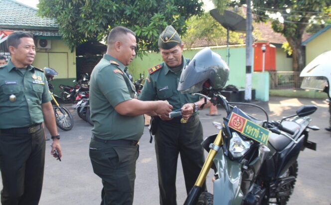 
					Dandim 0736/Batang Cek Langsung Kondisi, dan Kelengkapan Kendaraan Dinas Anggota